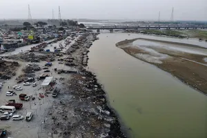 Bờ sông Hằng ở TP Garhmukteshwar, bang Uttar Pradesh (bang đông dân nhất Ấn Độ) trở thành nơi hỏa táng thi thể người chết vì COVID-19.