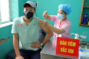 Cầu thủ Sài Gòn FC tiêm vaccine ngừa COVID-19 chờ sang Singapore thi đấu nhưng đảo quốc này lại mới bùng phát dịch.