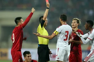 HLV Van Marwijk không thể quên hình ảnh này trong trận thua Việt Nam 0-1 tại Mỹ Đình ở lượt đi. Sau khi mất người không lâu thì UAE thủng lưới từ cú sút xa của Tiến Linh.