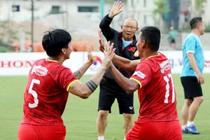 Anh Đức (phải) lớn tuổi nhất là tấm gương cho các cầu thủ trẻ, trong đó có Đoàn Văn Hậu.