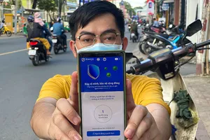 Người dùng cài đặt thành công ứng dụng Bluezone trên điện thoại thông minh.