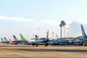 Khách sụt giảm, các hãng hàng không dồn về các sân bay Nội Bài, Tân Sơn Nhất tìm chỗ đỗ qua đêm.