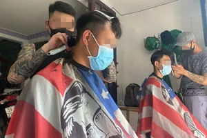 Nhóm thợ đến nhà khách để cắt tóc dù bị cấm.