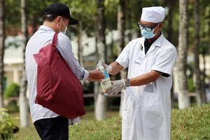 Người dân vào cách ly tập trung tại Sư đoàn 317 (huyện Hóc Môn, TP.HCM).