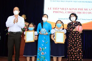 Mang heo đất ủng hộ Quỹ vaccine phòng chống COVID-19