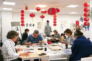 Học cách viết thư pháp chữ Hán tại một Viện Khổng Tử ở Brussels (Bỉ).