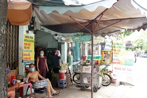 Được giảm 1 triệu đồng tiền thuê mặt bằng bán nước mía, vợ chồng anh Tài bớt đi một nỗi lo trong mùa dịch.