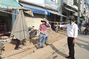 Lãnh đạo UBND phường 13 nhắc nhở hộ kinh doanh tự phát ở đường Nguyễn Xí.