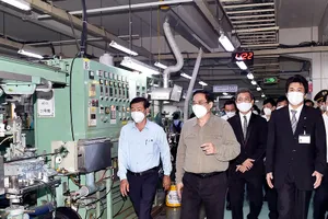 Thủ tướng Phạm Minh Chính tới thăm Công ty Nissei Electric Việt Nam - một doanh nghiệp Nhật Bản tại Khu chế xuất Tân Thuận.