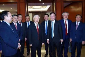 Tổng bí thư Nguyễn Phú Trọng với các đại biểu dự hội nghị.