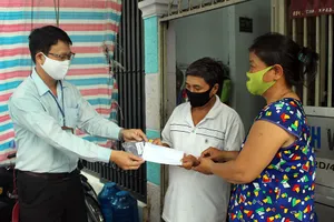 UBND phường Bình Hưng Hòa A, quận Bình Tân trao tiền hỗ trợ cho người bán vé số hồi tháng 4-2020.