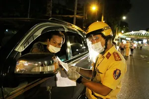 CSGT kiểm tra, xử lý người dân ra đường trong trường hợp không cần thiết trên đường Hoàng Minh Giám, quận Phú Nhuận, TP.HCM.