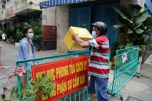 Tiếp tế lương thực cho người dân khu phong tỏa ở quận Phú Nhuận, TP.HCM.