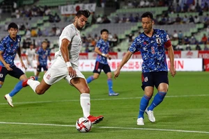 Tây Ban Nha và Nhật Bản - một đội được đánh giá cao nhất, còn một đội có ưu thế chủ nhà dù phải đá trong sân không có khán giả.