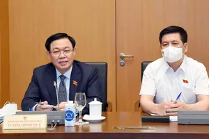 Chủ tịch Quốc hội Vương Đình Huệ (ĐB TP Hải Phòng) thảo luận tại tổ vào chiều 23-7.