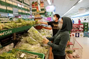 Người dân mua thực phẩm tại Siêu thị Co.opmart Nhiêu Lộc (quận 3, TP.HCM) trước giờ TP siết chặt Chỉ thị 16.