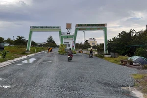 Tuyến đường N6 đi vào dự án khu dân cư cụm Khu công nghiệp An Hạ hiện chưa được đầu tư xây dựng đúng như quy hoạch được duyệt.