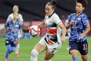 Cầu thủ Mỹ (trái) sẽ gặp Hà Lan, trong khi chủ nhà Nhật (phải) gặp vô địch châu Âu Thụy Điển.