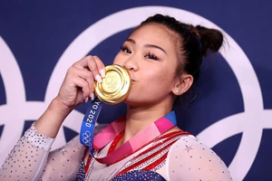 Sunise Lee hạnh phúc với chiếc HCV mà cha cô trên giường bệnh đã khuyên cô nên tập trung vào thi đấu để đạt thành tích tốt nhất.