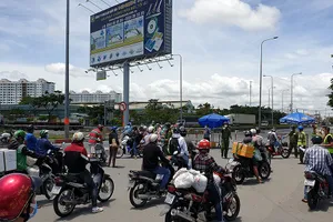 Khu vực chốt chặn trên quốc lộ 1 đoạn qua địa bàn xã Tân Kiên, huyện Bình Chánh tập trung khá đông người dân miền Tây đang tìm đường về quê.