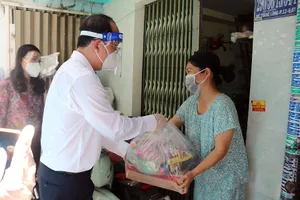 Phó Bí thư Thành ủy TP.HCM Nguyễn Hồ Hải trực tiếp trao quà cho một hộ dân trong khu phong tỏa ở phường 12, quận Bình Thạnh.