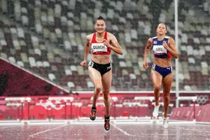 Quách Thị Lan với bước chạy khó khăn dưới cơn mưa nặng hạt.