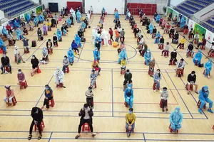 Lấy mẫu xét nghiệm người dân Phú Yên được đón về từ TP.HCM.