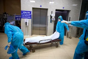 Nhân viên y tế BV Chợ Rẫy xử lý thi thể bệnh nhân mắc COVID-19.