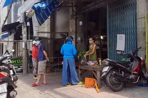 Tình trạng tụ tập buôn bán tự phát ở chợ Hòa Bình vẫn diễn ra trong ngày 6-8.