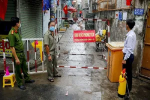 Lực lượng chức năng đang làm nhiệm vụ tại một khu vực phong tỏa ở quận Gò Vấp, TP.HCM.