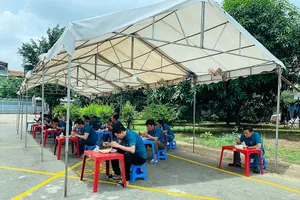 Một doanh nghiệp đang áp dụng mô hình “ba tại chỗ” - ăn tại chỗ, ngủ tại chỗ, sản xuất tại chỗ.