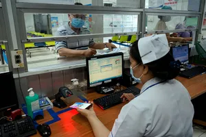 Người dân đến đăng ký khám chữa bệnh BHYT tại BV Nhân dân Gia Định.