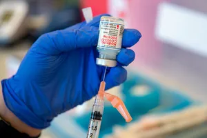 Tiêm vaccine là biện pháp phòng dịch đang được thúc đẩy ở nhiều quốc gia.