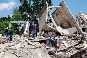 Người dân Haiti cố gắng tìm kiếm những người sống sót dưới đống đổ nát sau trận động đất hôm 14-8.