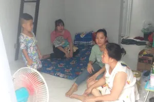 Một gia đình được ở miễn phí tại dãy nhà trọ của ông Đỗ Viết Vũ ở phường Thạnh Xuân, quận 12.