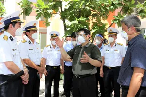 Thủ tướng Phạm Minh Chính (thứ ba, từ phải sang) kiểm tra công tác theo dõi, điều trị tại khu cách ly F1 ở Trường Mầm non Sơn Ca, TP Thủ Đức.