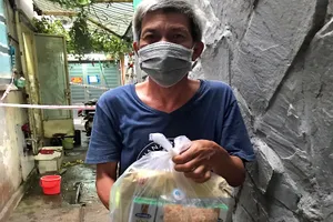 Một F0 trên địa bàn quận 3 được nhận quà từ mô hình “Tiếp sức cho F0”.