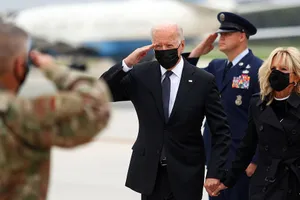 Tổng thống Joe Biden và đệ nhất phu nhân Jill Biden đón thi thể lính Mỹ tử nạn trong cuộc đánh bom hôm 26-8 ở sân bay Kabul, Afghanistan.