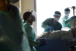 Điều trị bệnh nhân COVID-19 tại BV ĐH Tokyo (Nhật).