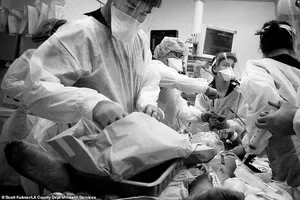 Các y bác sĩ Mỹ nỗ lực cứu chữa bệnh nhân COVID-19.