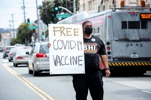 Anh Jesse Demings tại BV ĐH UC San Francisco kêu gọi mọi người đi tiêm vaccine ngừa COVID-19.