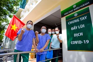 Nhân viên y tế Trung tâm hồi sức tích cực thuộc BV dã chiến số 16 do BV Bạch Mai vận hành phấn khởi trong ngày tiễn những bệnh nhân đầu tiên xuất viện (ngày 1-9).