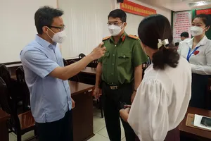 Phó Thủ tướng Vũ Đức Đam trao đổi với cán bộ quận Tân Bình khi trực tiếp kiểm tra công tác phòng dịch tại địa bàn này.