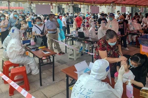 Người dân TP Phủ Điền thuộc tỉnh Phúc Kiến (Trung Quốc) xếp hàng chờ xét nghiệm COVID-19 ngày 12-9.