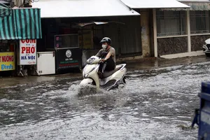 Do ảnh hưởng của biến đổi khí hậu, các yếu tố khí hậu ở TP.HCM thay đổi nên gây ra tình trạng ngập khi mưa lớn kéo dài.