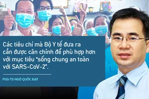 Thăm khám và phát thuốc cho bệnh nhân F0 điều trị tại nhà ở quận Bình Thạnh, TP.HCM.