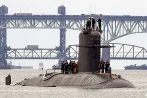 Tàu ngầm FNS Amethyste của Pháp đi qua sông Thames trên đường đến căn cứ tàu ngầm hải quân New London ở thị trấn Groton, bang Connecticut (Mỹ) ngày 1-9-2021.