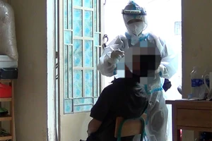 Hai nhân viên y tế đến tận nhà test nhanh COVID-19 với giá 1,5 triệu đồng/hai người.