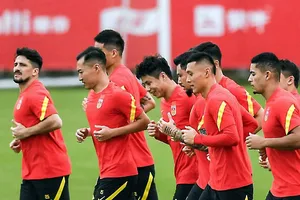 Đội tuyển Trung Quốc đã ăn tập và đá giao hữu tại UAE suốt một tháng qua chờ tiếp đội Việt Nam.