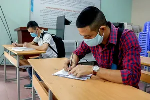 Người lao động đến Trung tâm Dịch vụ việc làm TP.HCM để làm thủ tục hưởng trợ cấp thất nghiệp.